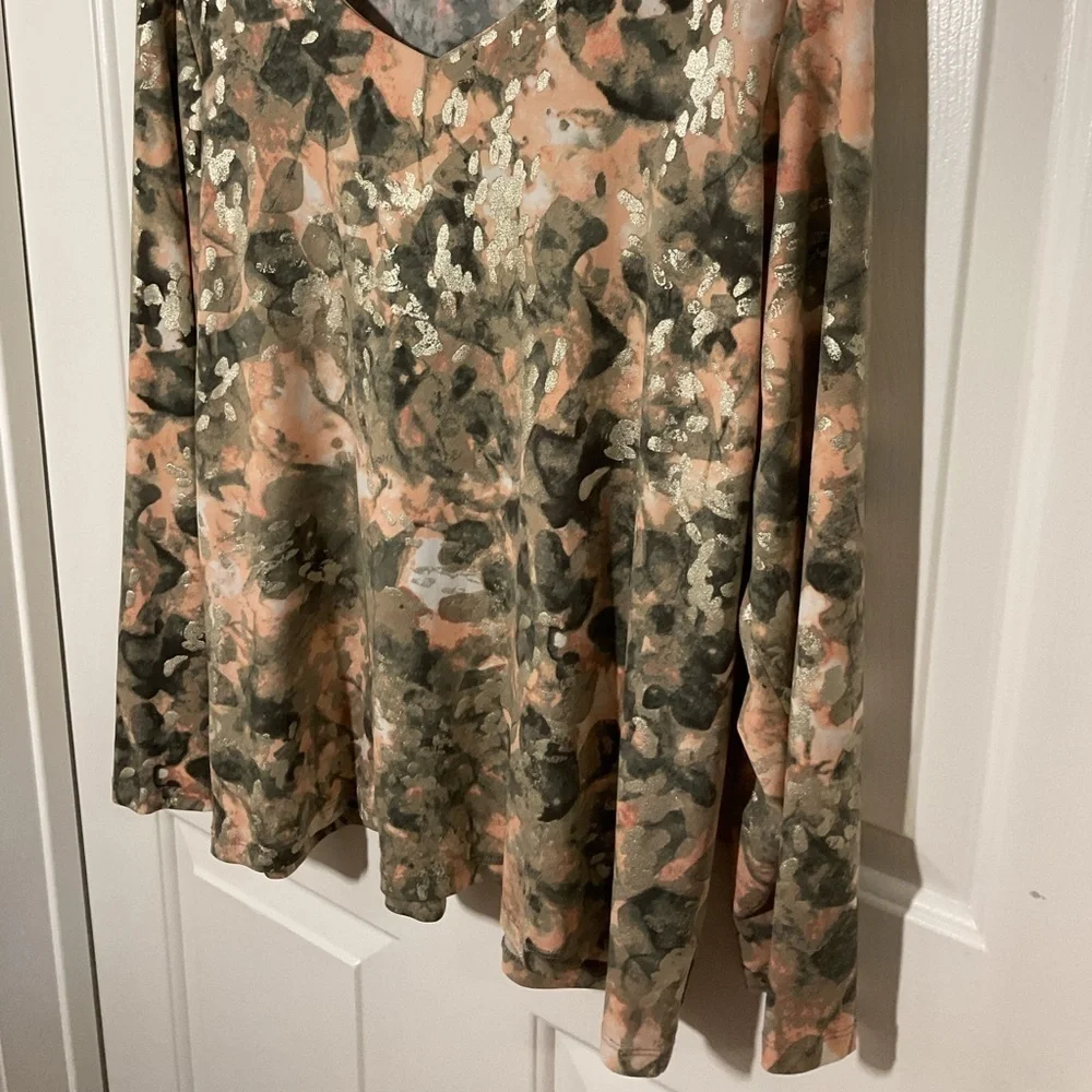 Chicos Floral V Neck Top Size 3 XL Metallic Detail Blouse - Picture 8 of 9